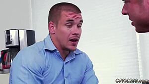 Chicos heteros pobres reciben mamada gay para ganar bono efectivo