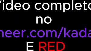 Camgirl Latina Brazil hisap kote dan buka lebar di webcam