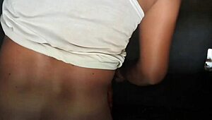 Chica sexy bengalí prueba juguetes en escenas calientes de pueblo, ¡está salvaje con ese rollo rellenito!