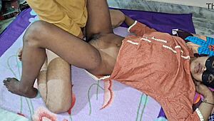 सेक्सी इंडियन हाउसवाइफ के साथ बस एक और दिन घर पर फ्रिस्की हो रही है