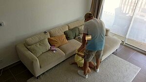 OMG, betrügender Ehemann fickt die asiatische Babysitterin für Süßigkeiten! 😱