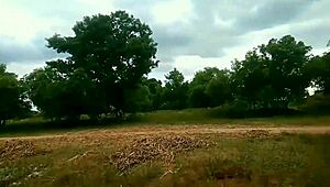 インド村の農家の娘が森林管理官と野外で熱いセックス！