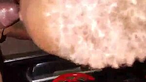 Milf zuigt lul buiten met tante rollenspel.