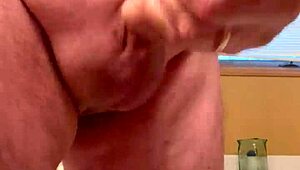 65'lik adam yakın çekimde ortalama yarrakını sıvazlıyor