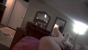 Pourquoi le beau-fils n'arrête pas de mater la belle-mère chaude Helena Price ?