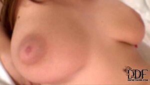 בחורות לסביות שדיים גדולים מלקקות אחת לשנייה שדיים גדולים טבעיים וכוסות