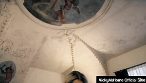 Mature Vicky Vette gosok faraj dalam lingerie panas, menggoda onani perlahan