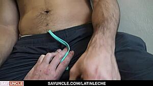 ラティンレチェ - ゲイ・フォー・ペイのラティーノが初めてのホットアクションでチンポを吸う