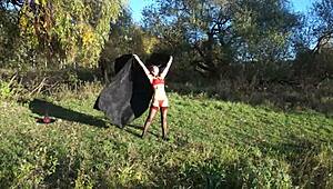 Dans van Leylakh 2: Volwassen vrouw in bikini en lingerie danst publiek met natuurtieten