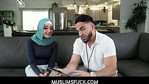 Mec, cette bonne arabe 18+ Violet Gems s'est fait choper en train de voler... maintenant elle paie avec du sexe ! 😈