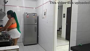 家の従業員がマンコをオナニーしながらちんぽを吸うのを楽しむ