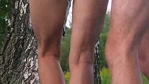 完璧ボディのスラットと屋外でパブリックアナル