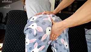 Üvey abi, kızıl popoyu şaplaklıyor ve traşlı üvey kız kardeşini sert yakın çekimde parmaklıyor