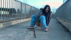 Freche britische Babe zieht sich aus und pisst mitten auf einer vollen Straße!