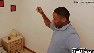 Худенькая жена в маске сосет и трахается с большим черным хуем