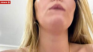 Belle-mère MILF chaude surprend beau-fils branlant avec audace