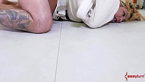 Čoveče, ova Latina sa velikom dupetom prima brutalno grubo jebanje u dupe! 😱