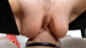 Azon vastag ajkak miatt gyorsan végzett a borotvált punciján. Másodpercek alatt vége volt.