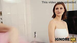 Russa flexível mostra buceta lisinha em ação selvagem do Ignore4K