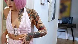 ピンク髪の義姉ちゃん、バックでガンガンバンしたい？