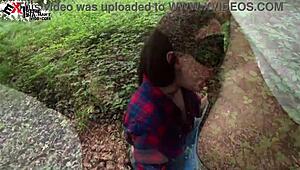 Brunett ger djup blowjob till monsterkuk i skogen med cum i munnen.