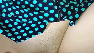 ガウン姿の妻オナニーを見て、マ○コにチンポを挿入