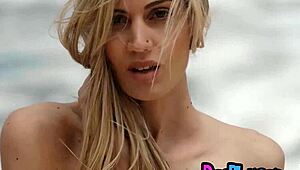 וואו, תראה את המילף הבלונדינית היפה פרנסי טורינו מתפשטת עירומה, מציגה תחת מושלם וציצים קטנים 18+ בזמן פוזינג