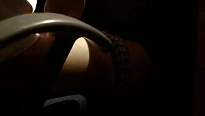 이봐, 왜 욕실에서 네 여동생을 몰래 훔쳐보는 거야?