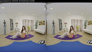 Heftig yoga-pige rider din monsterpik i VR, føles så ægte! 😏