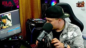 Wow, Gih Spanic bengkokkan rambut merah di atas meja podcast untuk flash lubang pantat merah jambu - Pum in Barraco - Dia perintah!