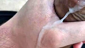 Кончаю охуенно, говорит мой милый twink-сосед, дроча соло!