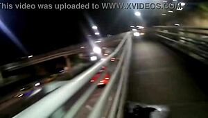 Hey aldatan kız arkadaş kasabada köprüde arkadaşı dışarıda sikiyor! 😏