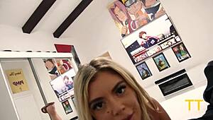 Vivianne DeSilva als geile vriendin die wil neuken terwijl vriend over podcast kletst