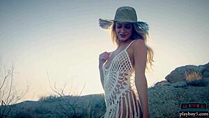 Lille 18+ blond model Emma Hix poserer med fed røv udendørs for Playboy