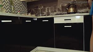 Geile jonge slet zonder slipje onder rok betrapt op spycam