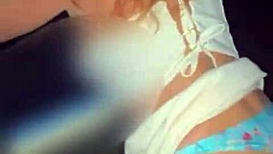 Mon cœur bat la chamade en voyant ma superbe épouse rousse avec deux mecs bien montés dans ce terrain abandonné.