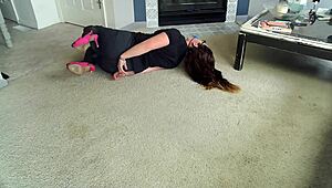 Думаешь, справишься с моей пышной домохозяйкой в белье с кляпом?