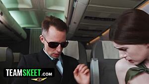 Гляжу, как Хот Перл скачет на Рэе Адлере ковбойшей в носках и стрингах