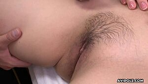 이 캐주얼 씬에서 일본 브루넷 사키 아이바가 신발만 신고 면도한 보지를 클로즈업으로 손가락질해, 아마추어 자위러로 남자들 기쁘게 해