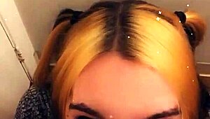 Mooie shemale wil je pik aftrekken en afzuigen