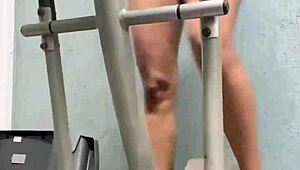 勇気ある子がジムで勇気あるマンコ舐めを見る