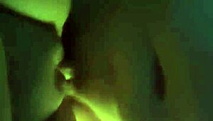 슬럿 빨고 박힘. 블로우잡 핥기 도기스타일 엉덩이 구부려 보지 자지