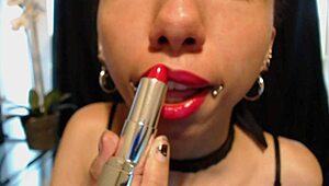 Pernah Liat Lipstik Pink Panas Netes di Lidah Cewek Goth 18+?