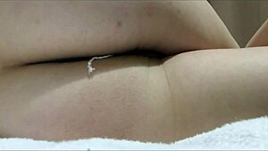 Valódi orgazmus közelről, nedves punci pulzál tamponnal bent, hoppá, keresztbe tett lábakkal élvez!