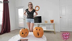 Het kåte tante i undertøy rir cowgirl for sæd på pupper