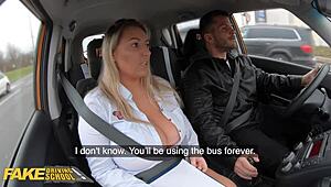 מדריך נהיגה מזויף ציצים טבעיים גדולים מזויינת POV