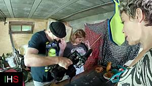 Şehvetli sarışın ve vahşi milf ile üçlü seks!