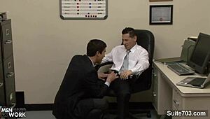 Hey, Nak Tengok Pekerja Gay Horny Kongkek Di Pejabat?!