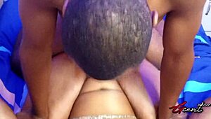 Üvöltözik, míg büntetem misszionáriusban nagy farkammal