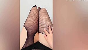 Genç hatun 18+ bacakları güçlü ellere yalvarıyor lüks orgazma ulaşıyor